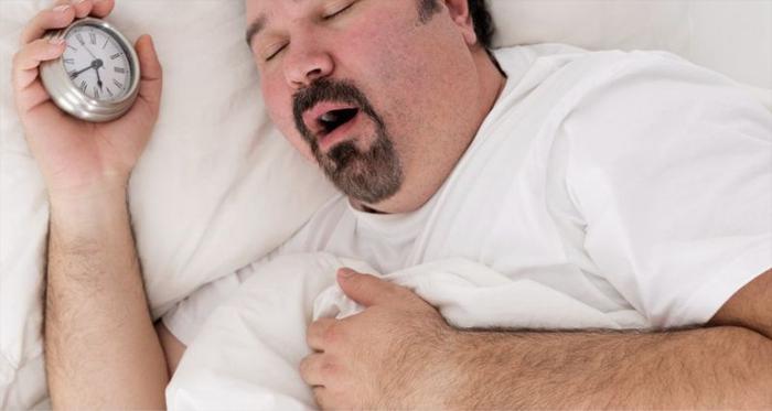 Krótki sen a otyłość: Jak brak snu wpływa na nasz apetyt i wagę